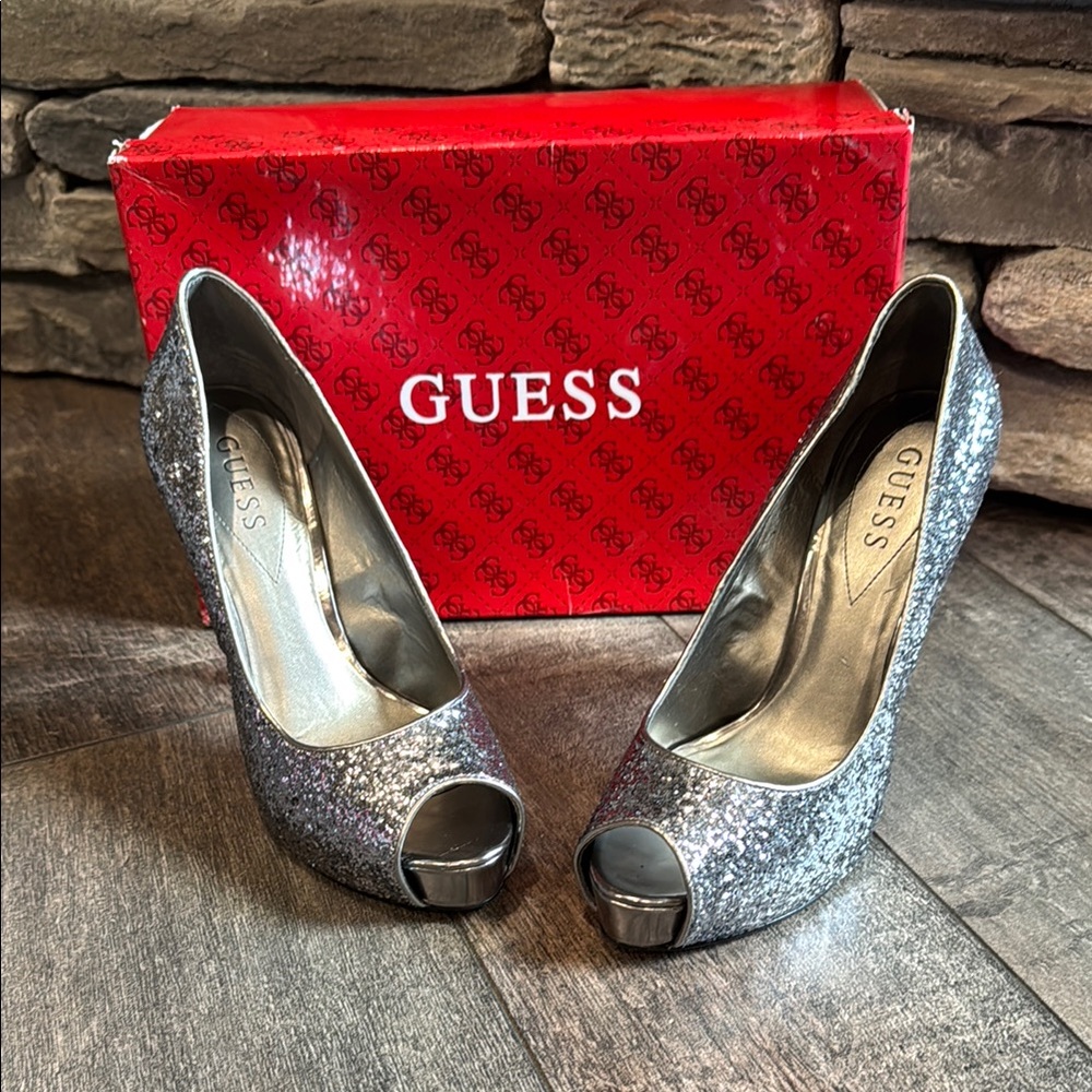 GUESS Silver Glitter Peep Toe Platform Heels in Pewter Texture Size 8M